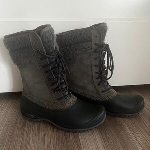 Size 9 north face boots like new